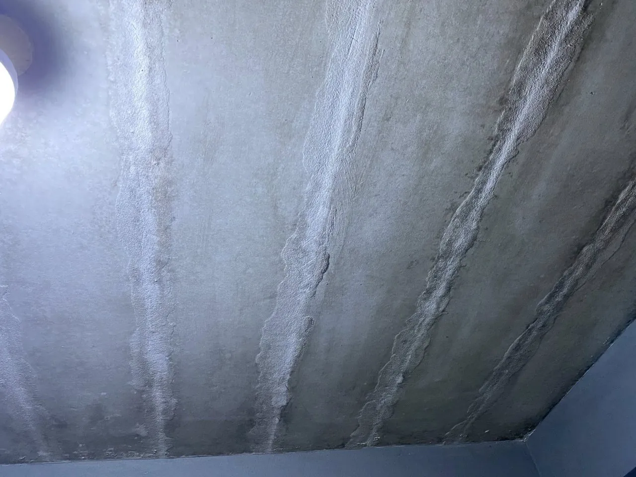 Dealing with Ceiling Mold in Koh Samui: Windows vs. Dehumidifier Solutions