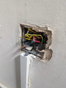 บริการเปลี่ยนปลั๊ก สวิตช์ไฟ เกาะสมุย | ซ่อมไฟด่วน ปลอดภัย 100% - CHK Structure